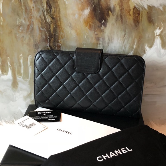 SOLD Chanel Large Quilted Beauty Lock Flap Clutch - Picture 3 of 8